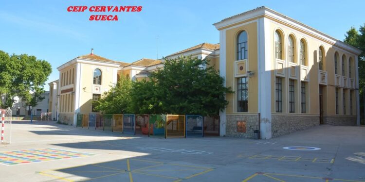 Parte del falso techo del CEIP Cervantes de Sueca ha caído por filtraciones de las lluvias