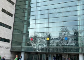 Una mujer se enfrenta a un año y medio de cárcel por insultar a tres menores marroquíes en la piscina municipal de Navarrés