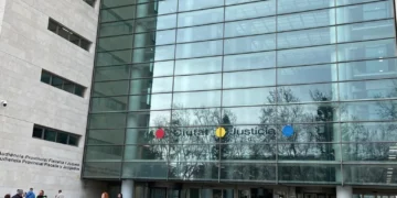 Una mujer se enfrenta a un año y medio de cárcel por insultar a tres menores marroquíes en la piscina municipal de Navarrés