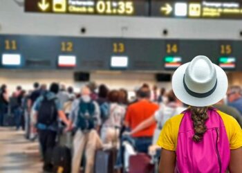 OCU recuerda derechos de los pasajeros ante las largas colas en Barajas por huelga seguridad