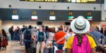 OCU recuerda derechos de los pasajeros ante las largas colas en Barajas por huelga seguridad