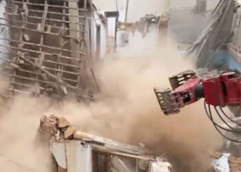 Derriban en Paiporta la vivienda donde murió Concha durante la DANA: “Ahora podemos pasar página”