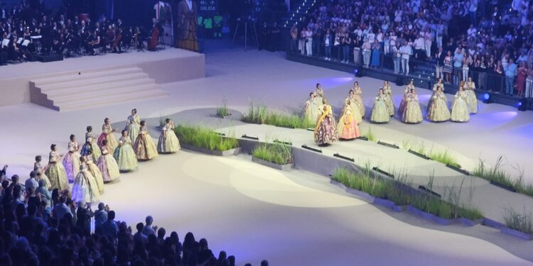 Espectáculo previo y despedida de Lucia y Berta a la "Lluna de Valencia" 1 Las Falleras Mayores de Valencia 2025 se despiden con agradecimiento, emoción y lágrimas