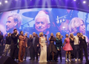 El Roig Arena abre sus puertas con un homenaje multitudinario a Nino Bravo