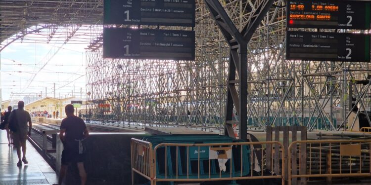 Retrasos generalizados en las líneas de Renfe Cercanías C1 y C2 por las lluvias 1 Retrasos generalizados en las líneas de Renfe Cercanías C1 y C2 por las lluvias