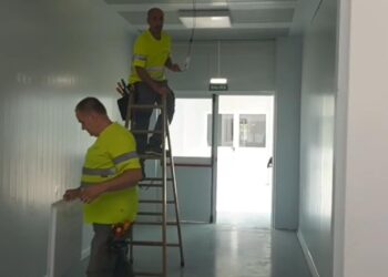 Las familias de un colegio de Alfafar afectado por la DANA rechazan llevar a sus hijos al centro: «Es un entorno hostil»