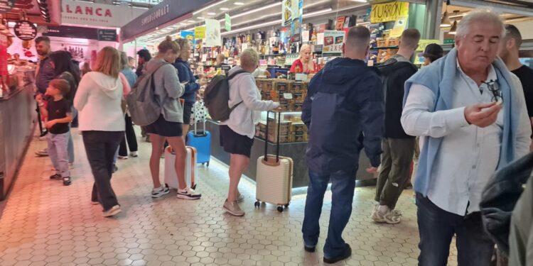 El turismo salva al Mercado Central de Valencia en los días de lluvia