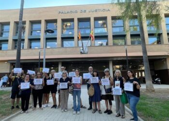 Víctimas de la DANA se concentran en Catarroja para apoyar a la jueza en su regreso a los juzgados