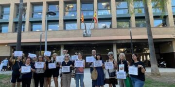 Víctimas de la DANA se concentran en Catarroja para apoyar a la jueza en su regreso a los juzgados