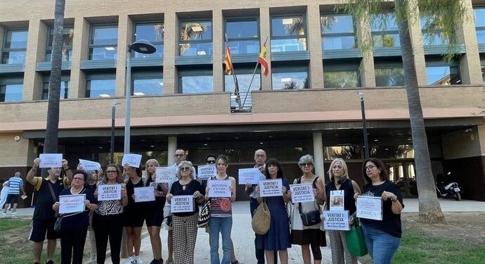 Víctimas de la DANA se concentran en Catarroja para apoyar a la jueza en su regreso a los juzgados 1 Víctimas de la DANA se concentran en Catarroja para apoyar a la jueza en su regreso a los juzgados