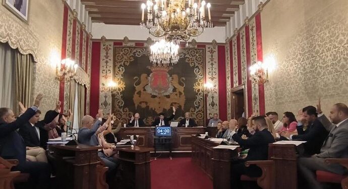 PP y Vox aprueban en Alicante la rebaja inicial del IBI entre críticas de la oposición