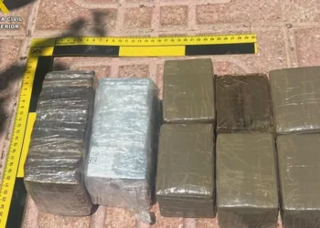 Localizan a una niña en estado deplorable en Orihuela: su abuela planeaba llevar droga en un carrito de bebé