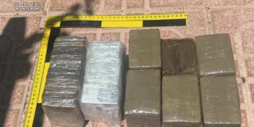 Localizan a una niña en estado deplorable en Orihuela: su abuela planeaba llevar droga en un carrito de bebé