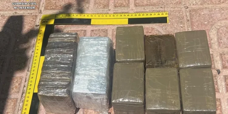 Localizan a una niña en estado deplorable en Orihuela: su abuela planeaba llevar droga en un carrito de bebé