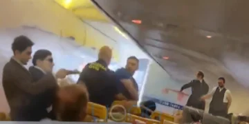 La Guardia Civil desaloja a dos británicos ebrios de una despedida de soltero en un avión en Alicante