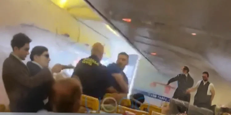 La Guardia Civil desaloja a dos británicos ebrios de una despedida de soltero en un avión en Alicante 1 La Guardia Civil desaloja a dos británicos ebrios de una despedida de soltero en un avión en Alicante