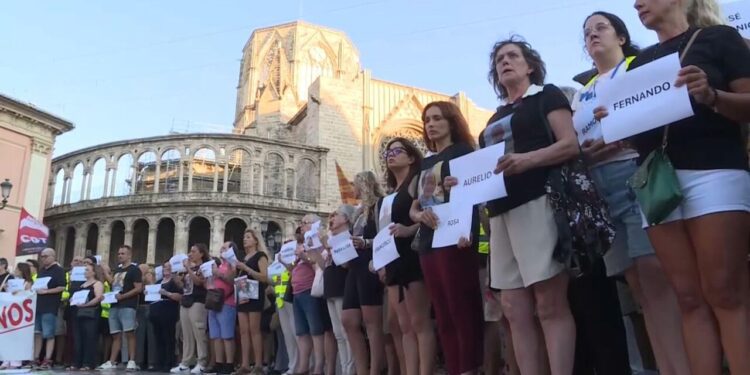 Dos asociaciones de víctimas de la DANA plantan al Consell en la presentación del parque inundable 1 Dos asociaciones de víctimas de la DANA plantan al Consell en la presentación del parque inundable