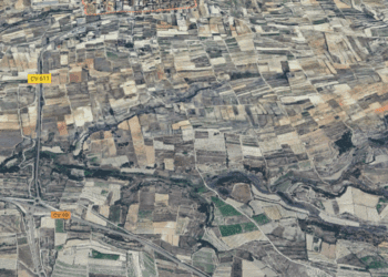 Tres medios aéreos luchan contra un incendio forestal en Otos junto a La Pobla del Duc