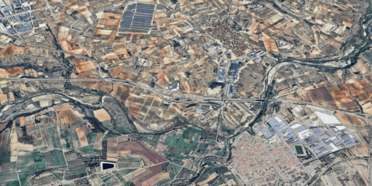 Incendio de cañar en Alfarrasí-Montaverner cerca del río Albaida que corta la CV-620