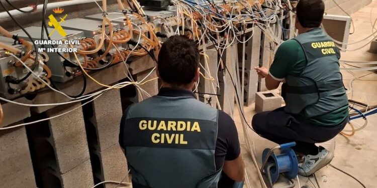 Desmantelan en Castellón una granja ilegal de criptomonedas que defraudó 150.000 euros en electricidad 1 Desmantelan en Castellón una granja ilegal de criptomonedas que defraudó 150.000 euros en electricidad