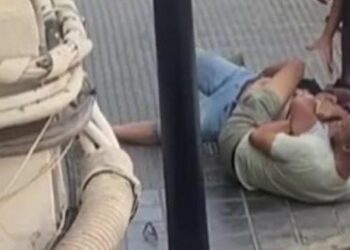 Vecinos de Valencia reducen a un hombre que atacó con un machete a su expareja en plena calle