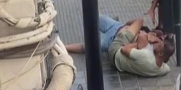 Vecinos de Valencia reducen a un hombre que atacó con un machete a su expareja en plena calle