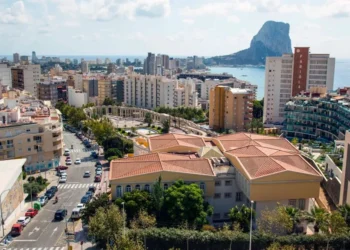 Calpe, consternada por el accidente que costó la vida a una bebé de 20 días: el coche empezó a caer cinco minutos después de ser aparcado