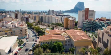 Calpe, consternada por el accidente que costó la vida a una bebé de 20 días: el coche empezó a caer cinco minutos después de ser aparcado