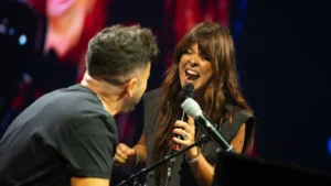 Valencia se rinde ante el Coloso Multiusos de Juan Roig en el mejor homenaje a Nino Bravo 6 pablo lopez vanesa martin concierto homenaje nino bravo roig arena valencia 97