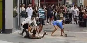 Violenta pelea entre okupas en pleno centro de Valencia: tres heridos y varios detenidos
