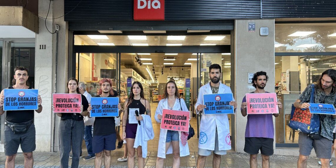 Diferentes colectivos sociales y científicos se manifiestan a favor de una "Revolución Alimentaria" en supermercados de Valencia