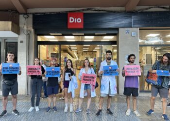 Diferentes colectivos sociales y científicos se manifiestan a favor de una "Revolución Alimentaria" en supermercados de Valencia