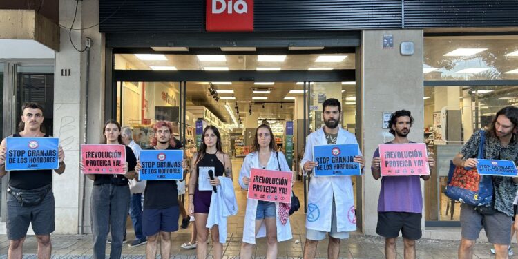 Diferentes colectivos sociales y científicos se manifiestan a favor de una "Revolución Alimentaria" en supermercados de Valencia