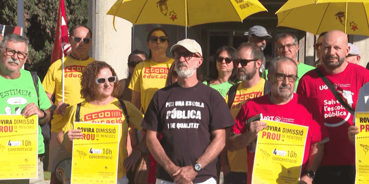 AMPAS y sindicatos exigen la dimisión de Mazón y Rovira por los retrasos en el inicio del curso escolar en la zona DANA 1 AMPAS y sindicatos exigen la dimisión de Mazón y Rovira por los retrasos en el inicio del curso escolar en la zona DANA