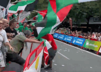 Cargas policiales en Bilbao y caos total en la Vuelta Ciclista a España