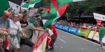 Cargas policiales en Bilbao y caos total en la Vuelta Ciclista a España