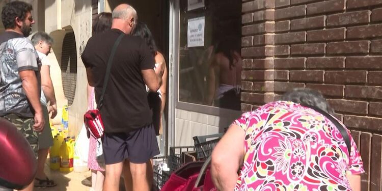 El reparto de comida en la zona DANA continúa diez meses después: más de 250 familias dependen de la ayuda 1 El reparto de comida en la zona DANA continúa diez meses después: más de 250 familias dependen de la ayuda