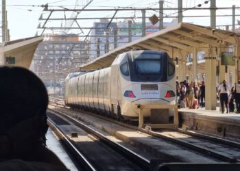 Una avería de un tren de larga distancia corta las líneas de Cercanías C1, C2 y C6 más de una hora