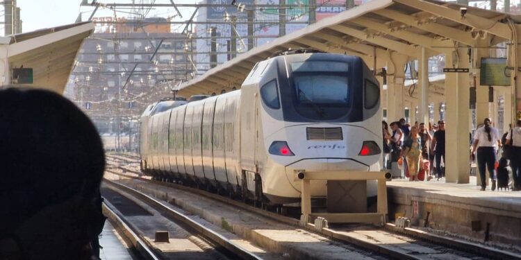 Una avería de un tren de larga distancia corta las líneas de Cercanías C1, C2 y C6 más de una hora