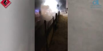 Incendio en un aparcamiento subterráneo de Orihuela Costa obliga a desalojar un edificio y afecta a 14 vehículos