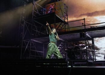 Sebastián Yatra se fusiona con su público en el “Entre Tanta Gente Summer Tour” en Roig Arena