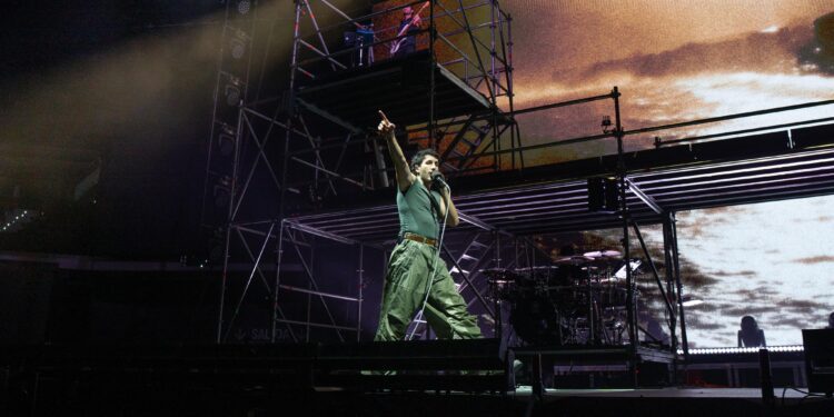 Sebastián Yatra se fusiona con su público en el “Entre Tanta Gente Summer Tour” en Roig Arena 1 Sebastián Yatra se fusiona con su público en el “Entre Tanta Gente Summer Tour” en Roig Arena