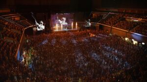Sebastián Yatra se fusiona con su público en el “Entre Tanta Gente Summer Tour” en Roig Arena 2 yatra roig arena 5 1
