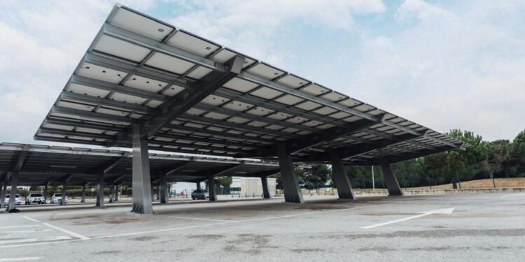 El Perellonet contará con un innovador alumbrado público autosuficiente con energía solar 1 0615. Figuracio plaques solars el Perellonet 1 scaled 1