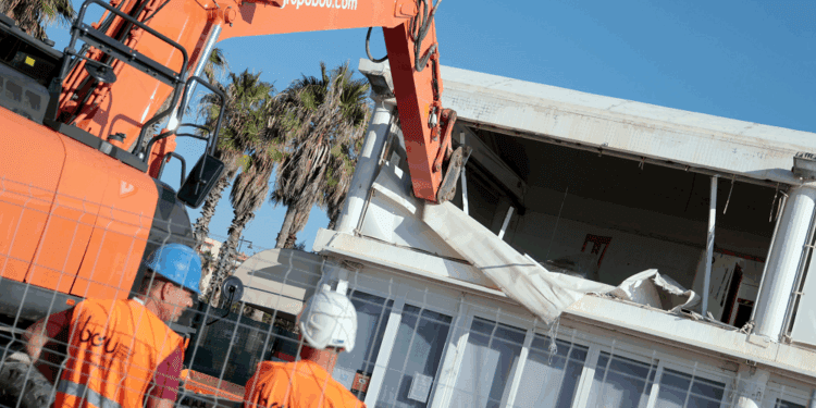 Valencia moderniza su fachada marítima con la renovación de los restaurantes de la Malva-rosa