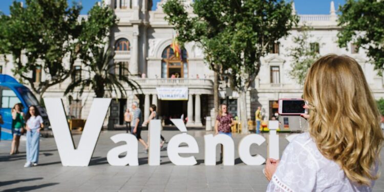 El Ayuntamiento impulsa un plan de comunicación clara para acercar la administración a la ciudadanía 1 1017 Cartell VLC scaled 1