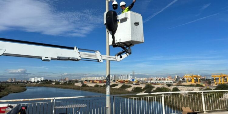 Valencia instala seis cámaras y un radar para vigilar el caudal del nuevo cauce del río Turia 1 1027 Cameres llit nou riu Turia scaled 1