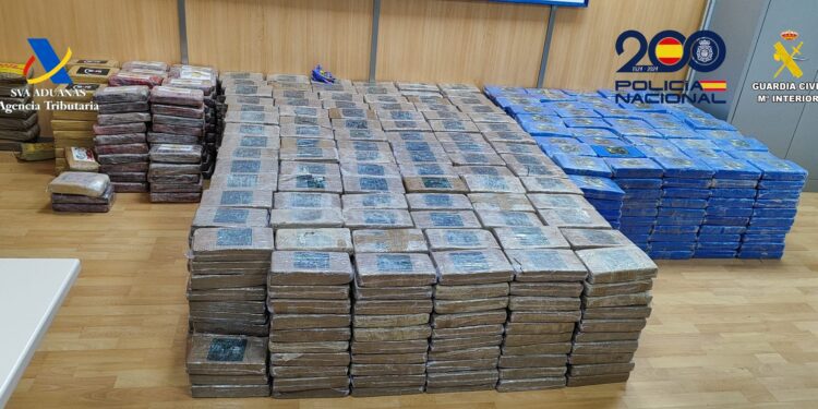 6 detenidos e intervenidas casi dos toneladas de cocaína tras el seguimiento de un camión desde el puerto de Valencia