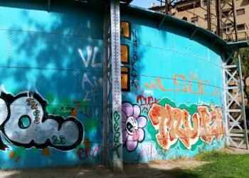 El depósito de Gas Lebon (BRL) sigue lleno de pintadas