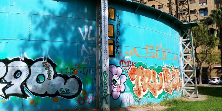 El depósito de Gas Lebon (BRL) sigue lleno de pintadas